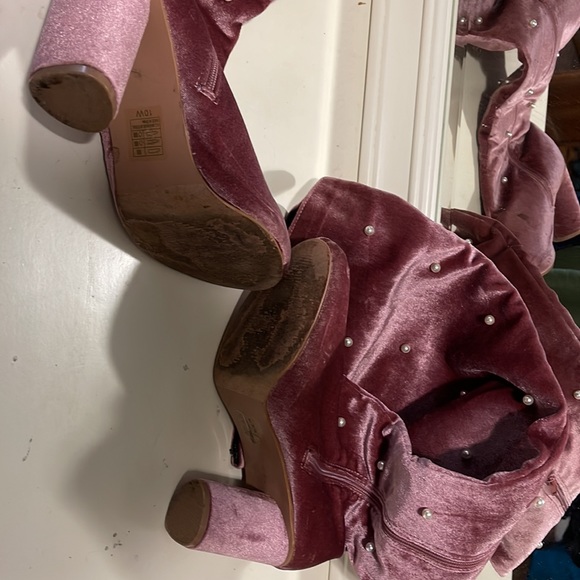 Boots - Picture 5 of 10